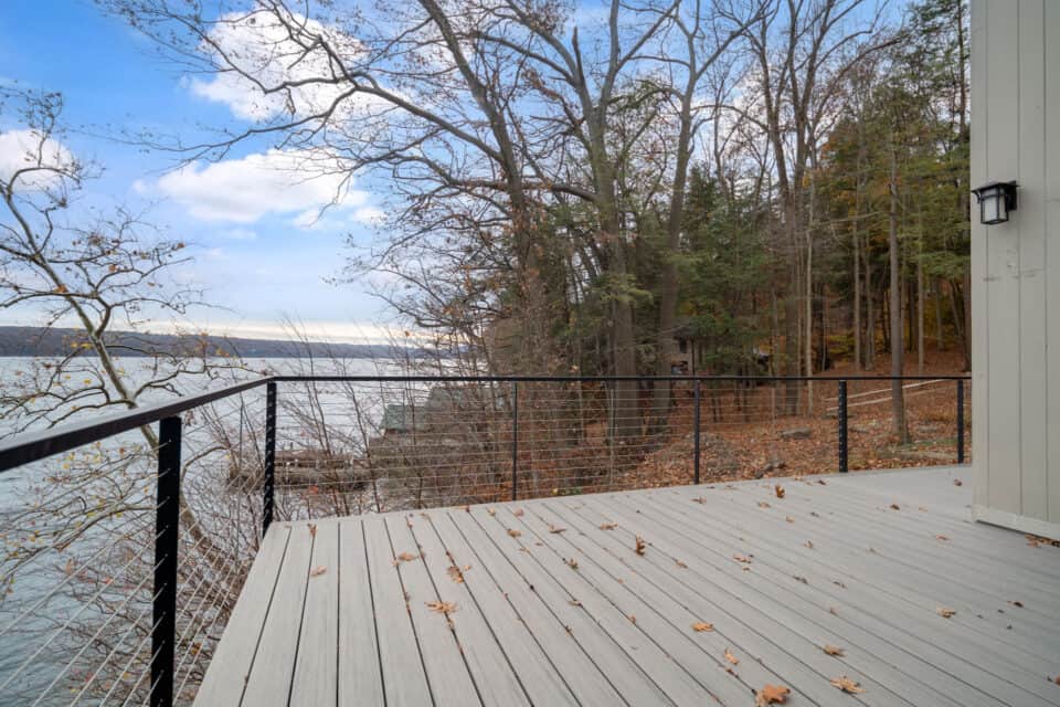 Deck with modern wire railing