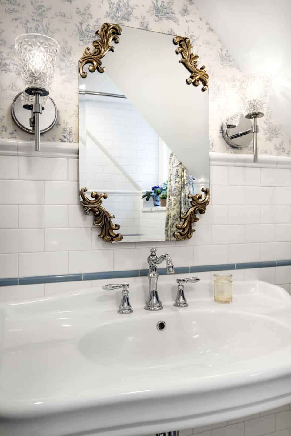 Bathroom mirror with decorative gold filigree
